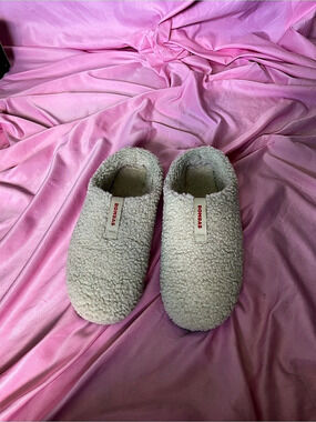 Bombas Sherpa Fuzzy Slippers Cream WOMANS SZ 7-7 1/2